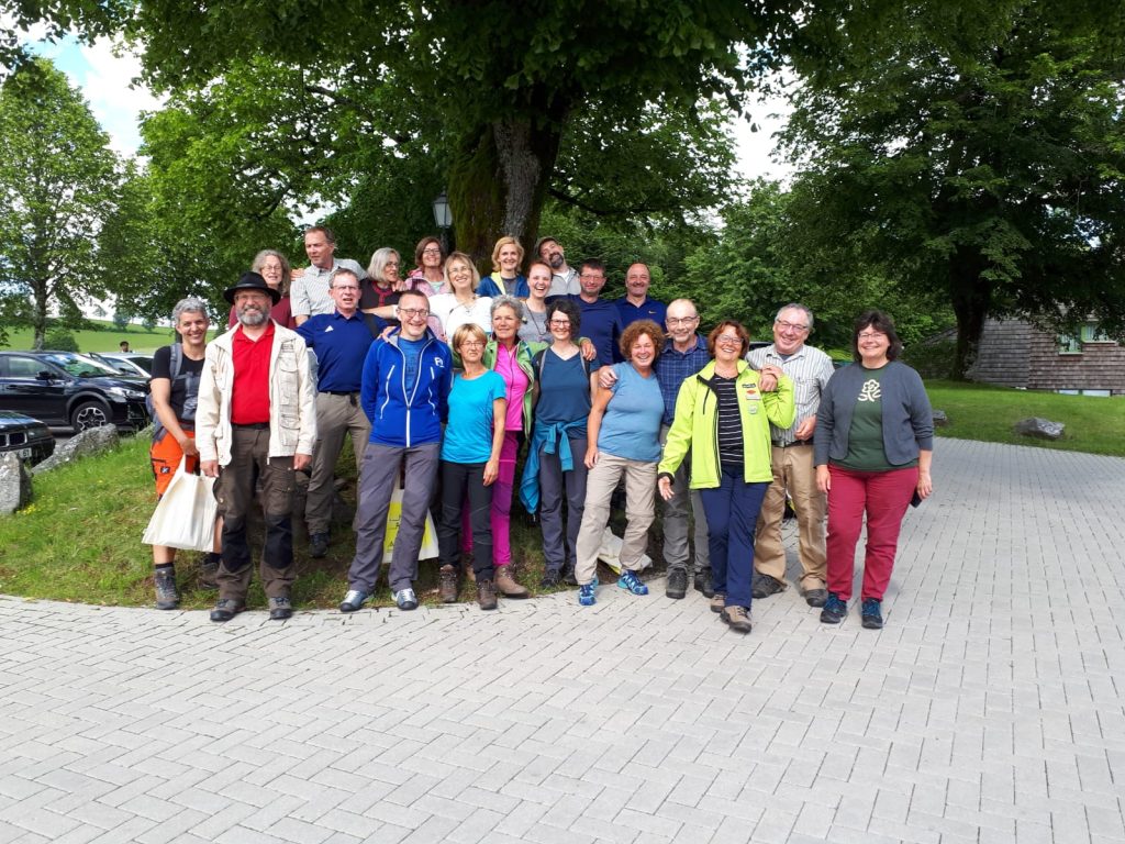 Abschluss Gruppe der Wanderführerinnen und Wanderführer 2019 vor Baum