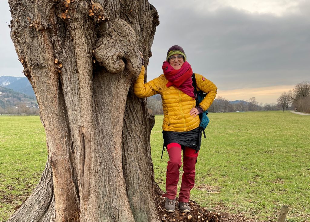Mitarbeiterin der Heimat- und Wanderakademie Ulrike Walter lehnt an Baum