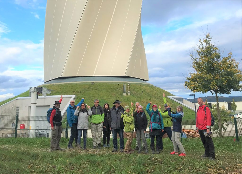 Referentinnen, Referenten und Leitungsteam der Heimat- und Wanderakademie vor dem Thyssen-Krupp-Turm in Rottweil